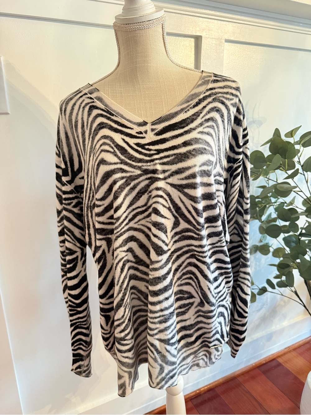 Michael Kors Zebra Print Soft V-Neck Pullover Sweater - Black & White Women's XL